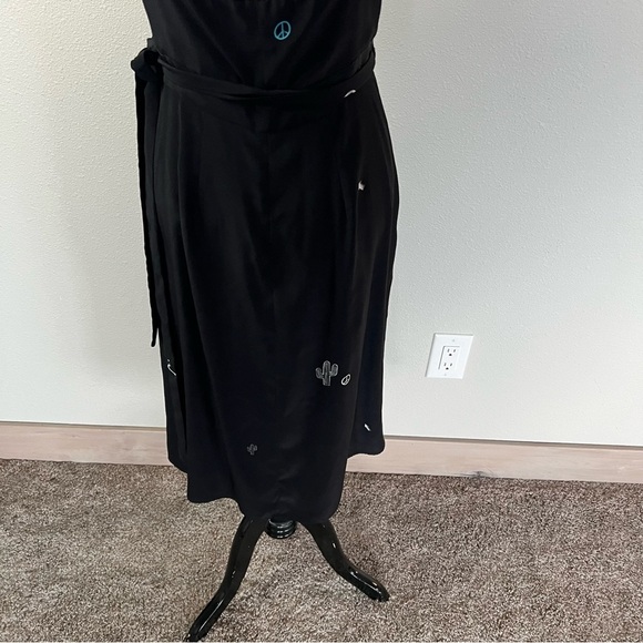 New VEDA Black Silk Adjustable Strap Peace Dress NWT Graphic Casual Women Medium - Picture 10 of 14